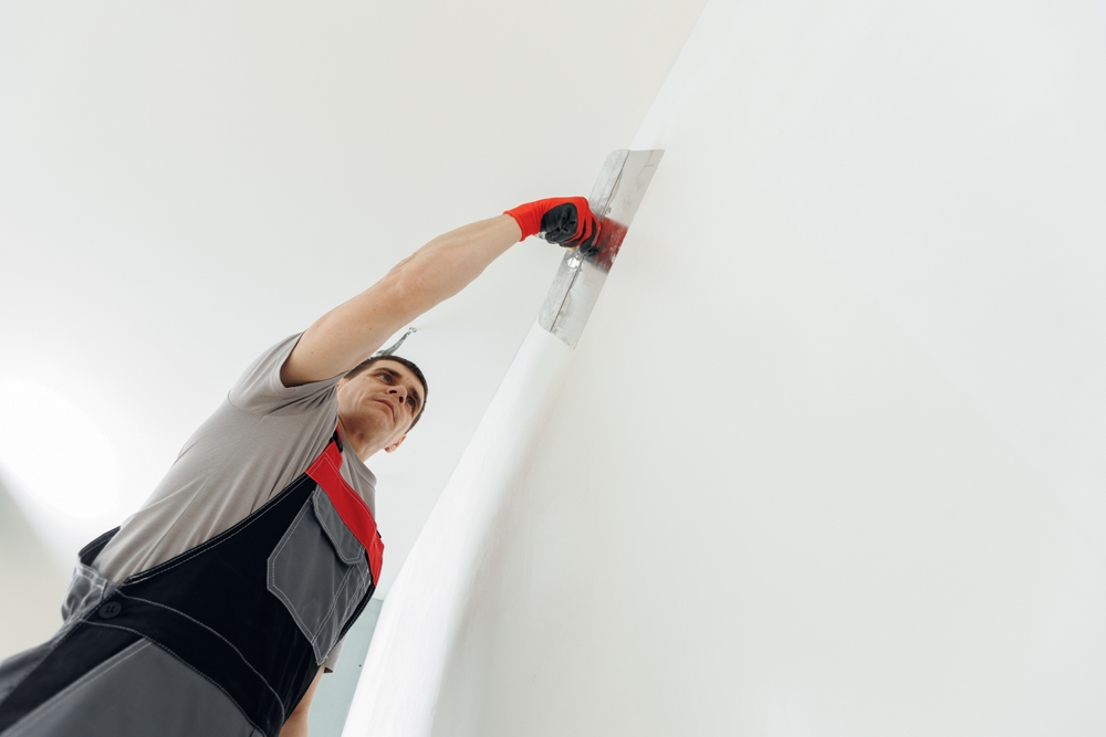 Onze stukadoor is de muren van een woning in Zoetermeer aan het voorzien van sierpleister.